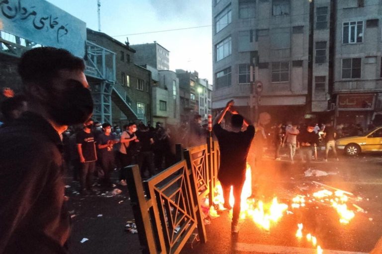 Iran. In piazza la generazione che ha conosciuto soltanto il regime