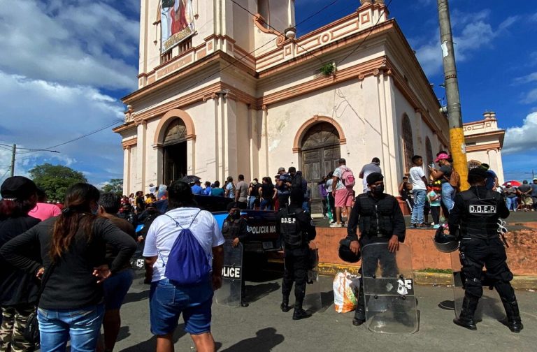 Il Nicaragua vieta le processioni religiose. Preti perseguitati e in fuga