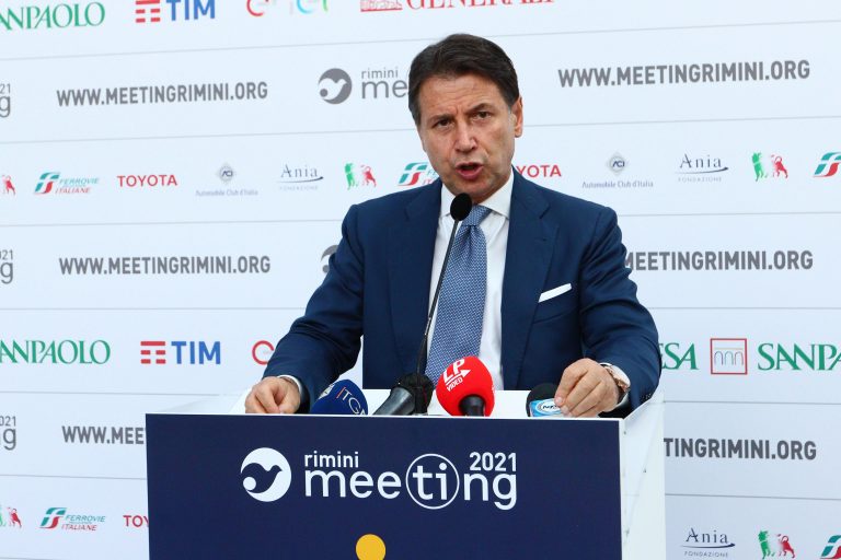 Speriamo che nel 2023 il Meeting inviti Giuseppe “punching ball” Conte  così potremo fischiarlo in presenza