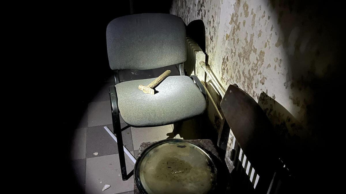 Un'immagine della camera delle torture utilizzata dai russi a Balakliya, in Ucraina