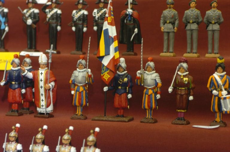 Oltre i busti del Duce. L’importanza di collezionare cose