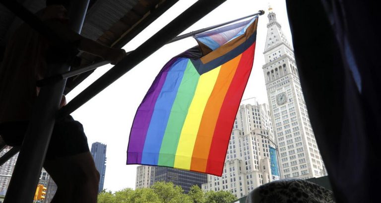 New York, i gay dettano legge: diritto al poliamore e all’utero in affitto