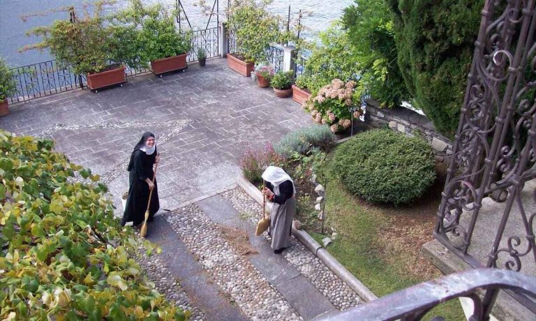 «È possibile nascere di nuovo?». La vita nel monastero Mater Ecclesiae di Orta san Giulio