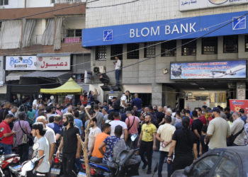 Folla assalta una banca a Beirut