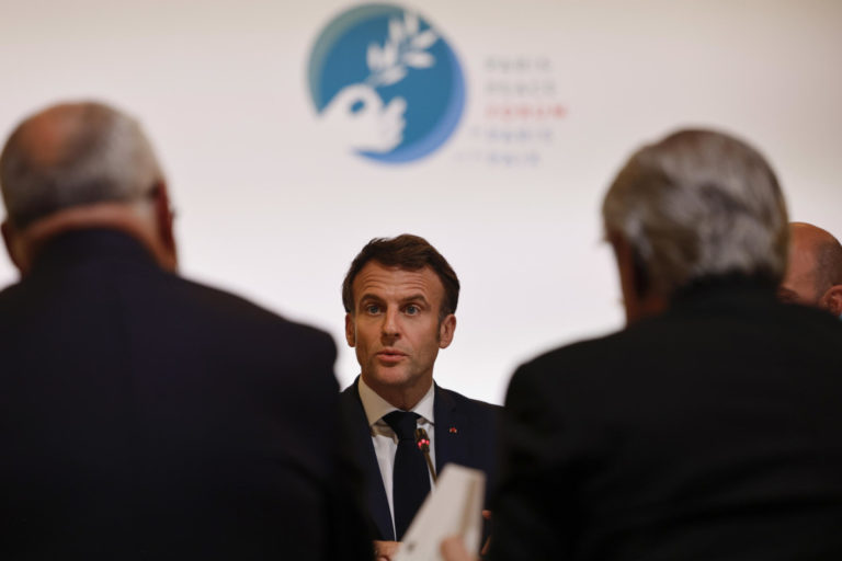 Il ritorno della politica manda i tecnocrati nel pallone. Vedi Macron sui migranti
