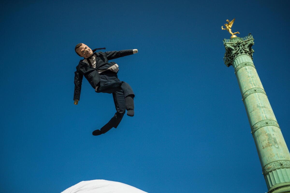 Un palloncino raffigurante il presidente francese Emmanuel Macron (Ansa)