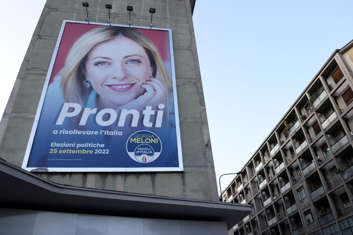 Giorgia Meloni e lo slogan “Pronti a risollevare l’Italia” sui manifesti della campagna elettorale 2022