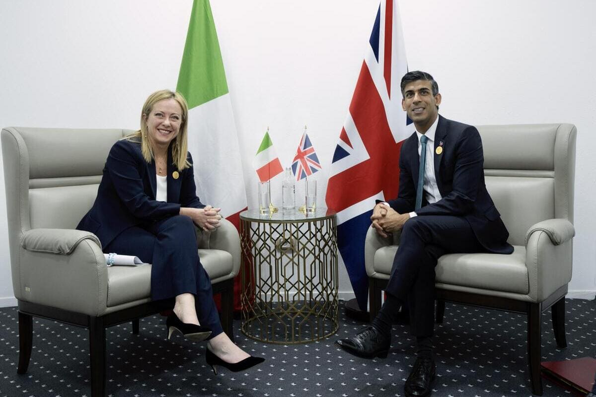 La finanziaria tasse-e-tagli di Hunt e Sunak in Inghilterra spacca i Tory e interroga anche chi in Europa si dice conservatore e ora perde un punto di riferimento a Londra