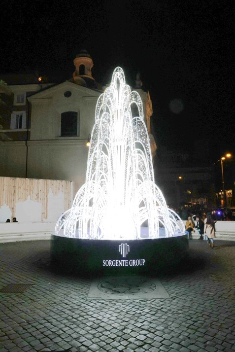 Sorgente Group: a Piazza San Silvestro l’albero di Natale è una fontana di luce
