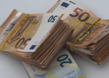 Denaro contante: mazzette di banconote da 20 e 50 euro