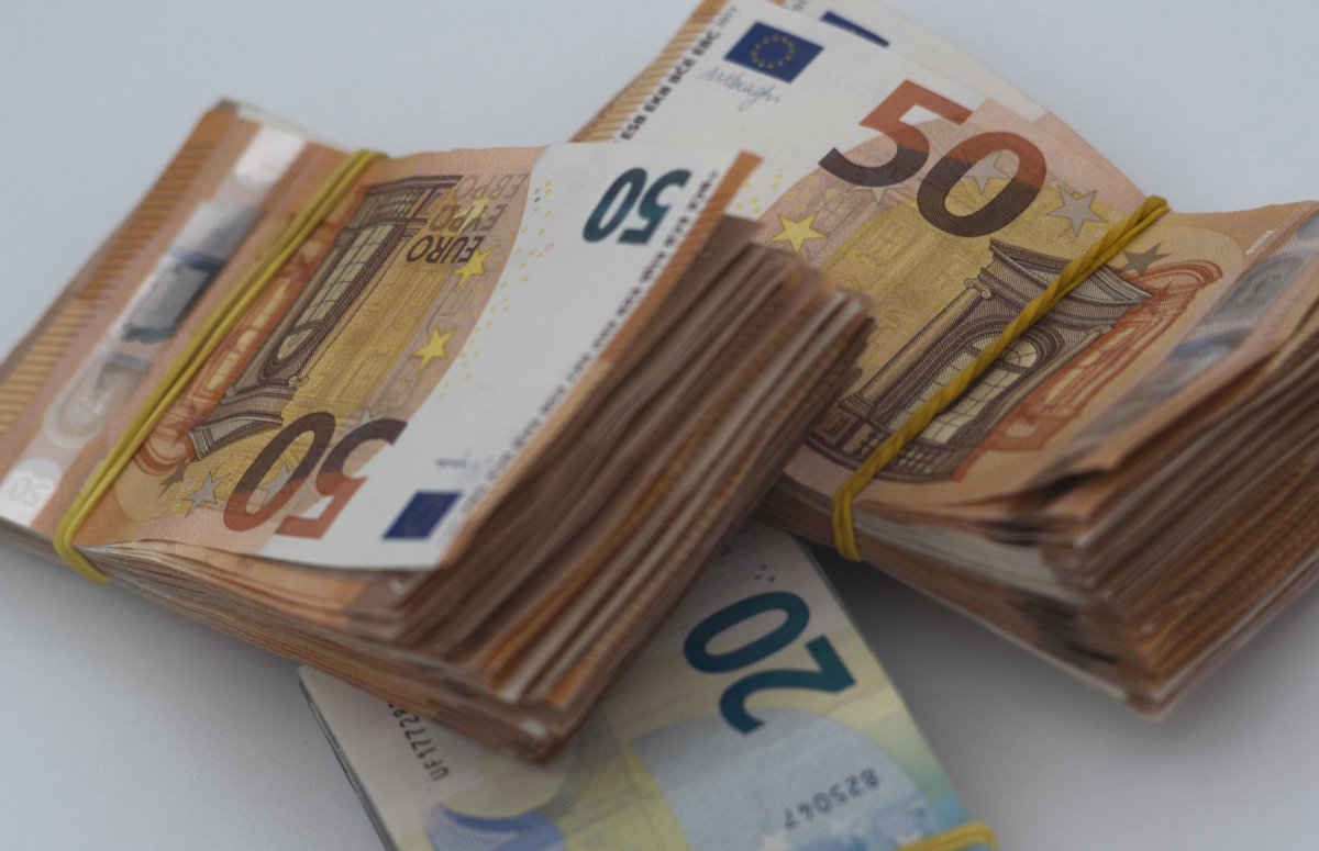 Denaro contante: mazzette di banconote da 20 e 50 euro