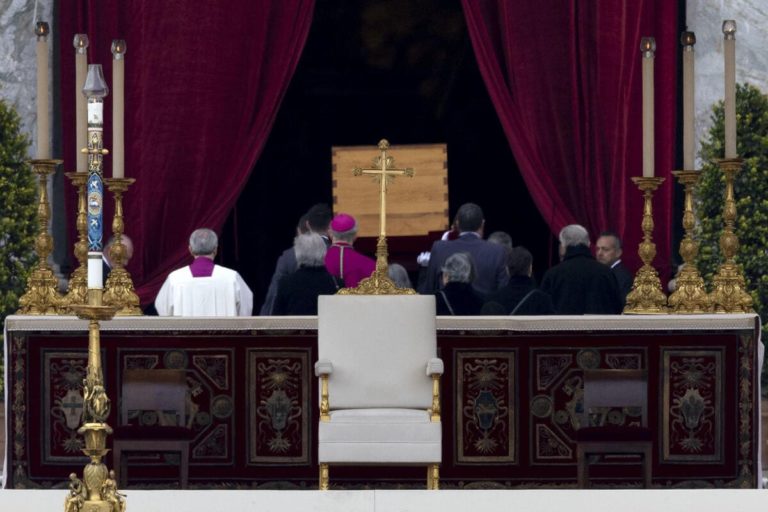 L’addio a Benedetto XVI. In piazza i frutti del suo papato