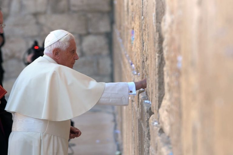 «Benedetto XVI, Papa del dialogo: pianto da israeliani e palestinesi»