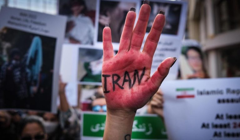 Iran tra forche e crepe nel regime, «la gente ha perso la paura dei militari»
