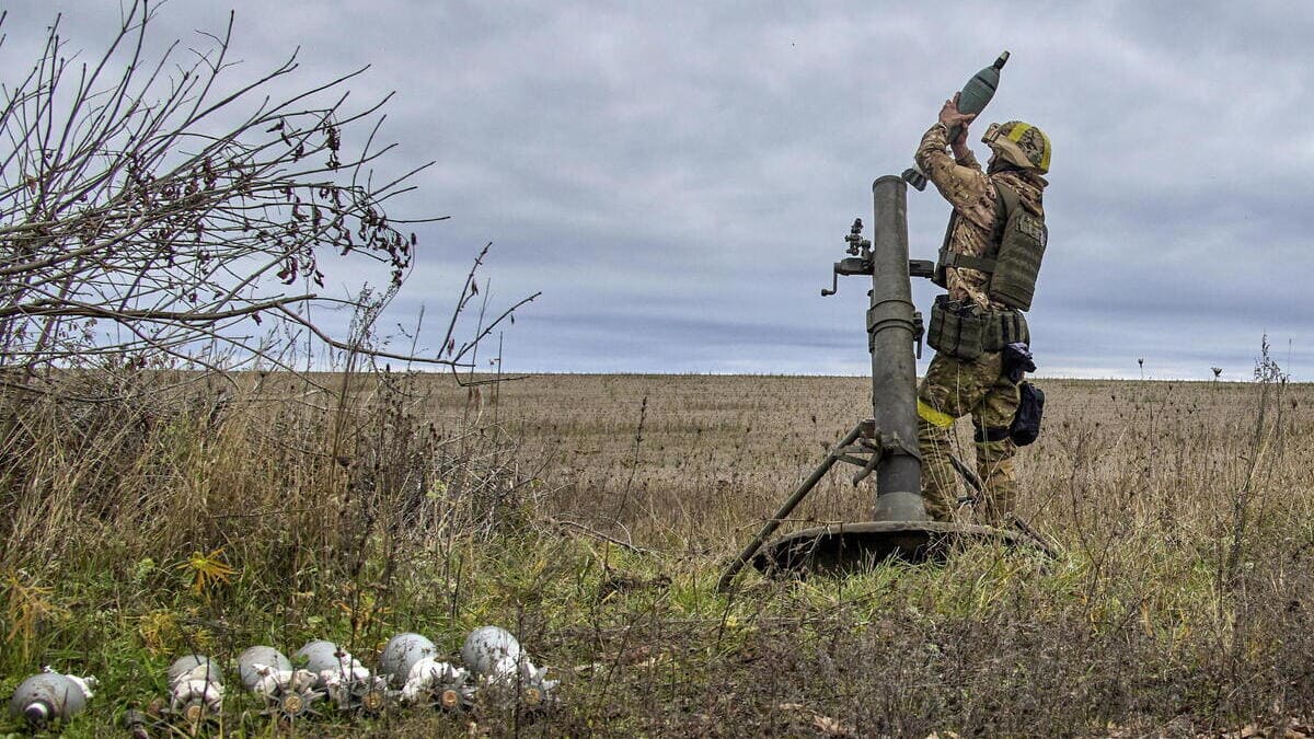 Un soldato dell'esercito in Ucraina prepara un mortaio