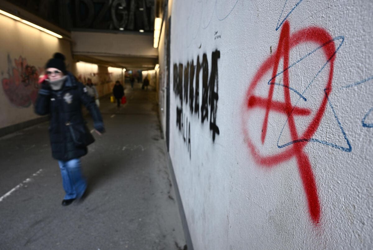 Scritte e volantini di matrice anarchica contro il 41bis a favore di Alfredo Cospito e altri anarchici detenuti, sono state trovate nel tunnel pedonale vicino alla stazione ferroviaria di Genova, 1 febbraio 2023 (Ansa)
