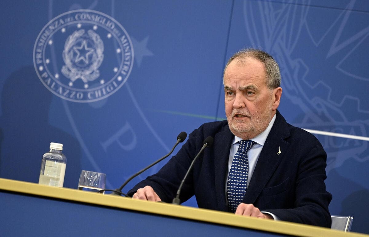 Il ministro per gli Affari regionali e le Autonomie, Roberto Calderoli, durante la conferenza stampa al termine del Consiglio dei Ministri che ha approvato il disegno di legge sull'Autonomia differenziata, presso la Sala Polifunzionale della Presidenza del Consiglio, Roma, 2 febbraio 2023 (Ansa)