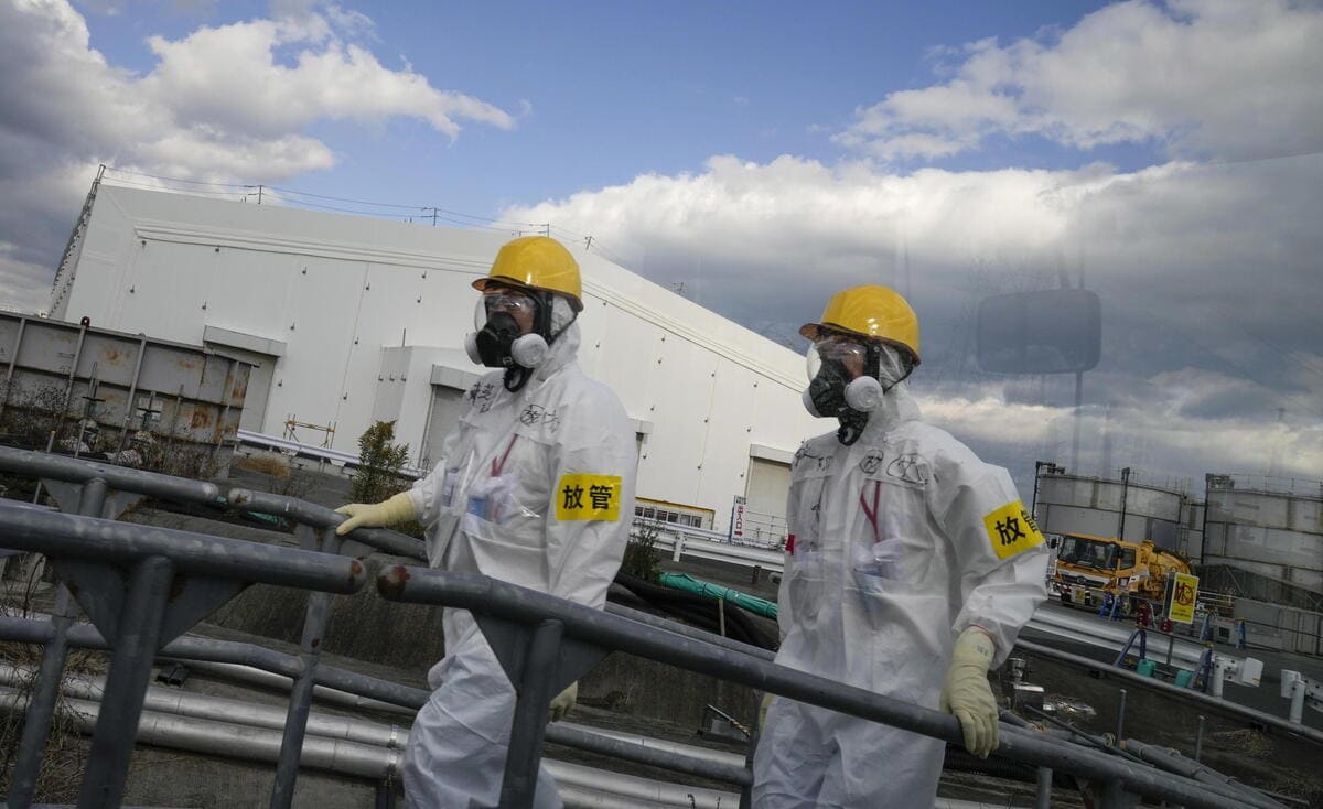 Lavoratori presso la centrale nucleare dismessa di Fukushima, Giappone, 15 novembre 2021 (Ansa)