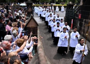 Migliaia di cattolici hanno partecipato ai funerali di George Pell