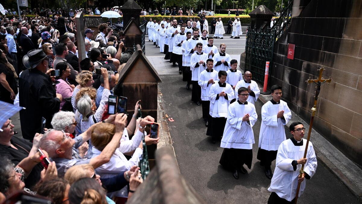 Migliaia di cattolici hanno partecipato ai funerali di George Pell