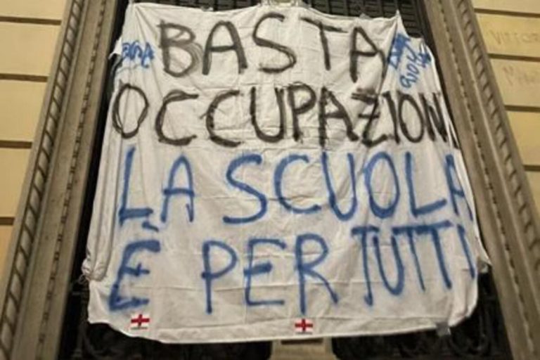 Fermi tutti! Arrivano i fasci e il liceo Manzoni è disoccupato