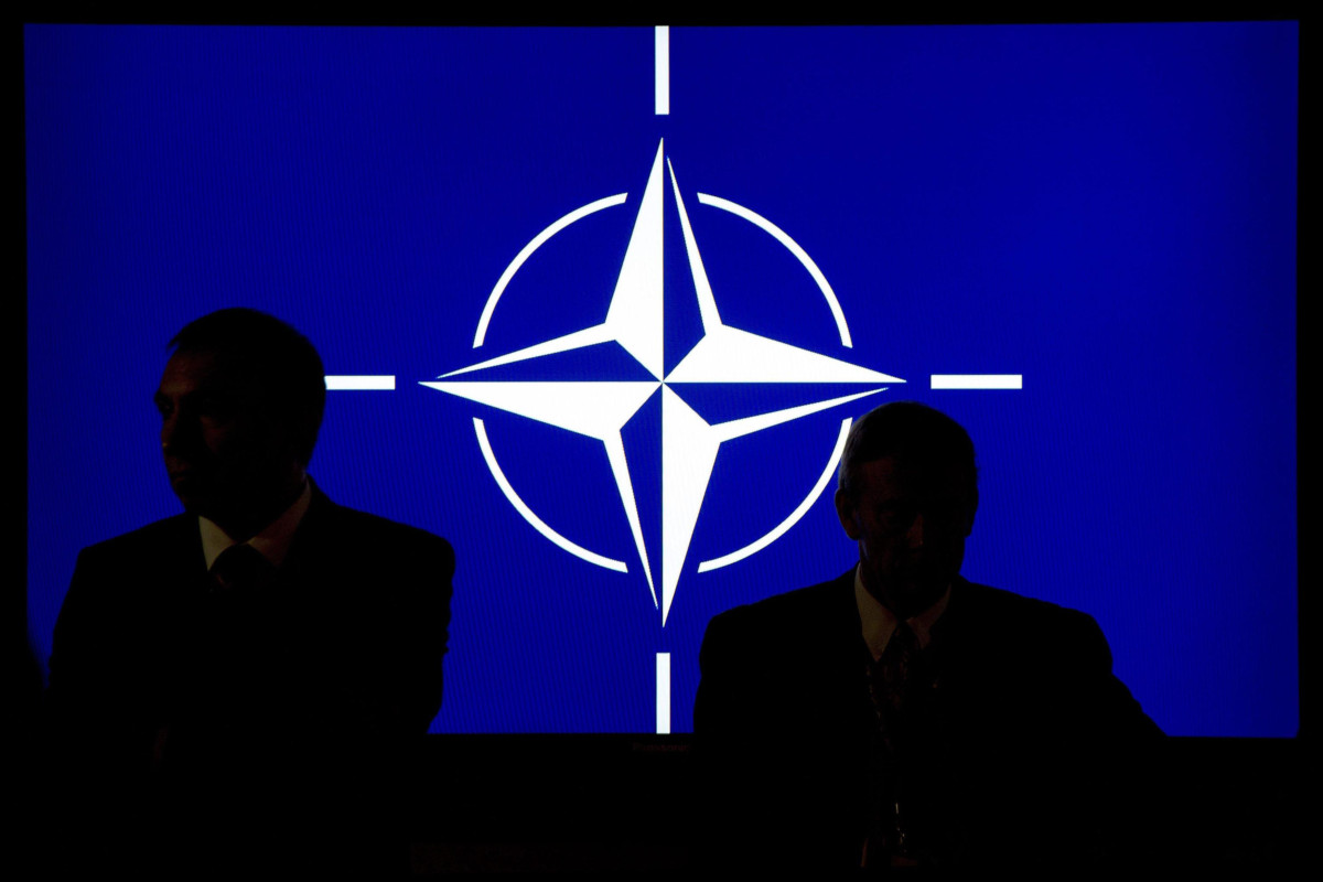 Logo della Nato sullo sfondo di un vertice dell’Alleanza atlantica nel 2004