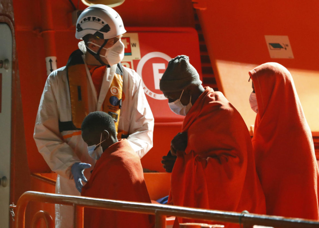 Sbarco di migranti da una nave ad Arguineguin, Gran Canaria, Spagna
