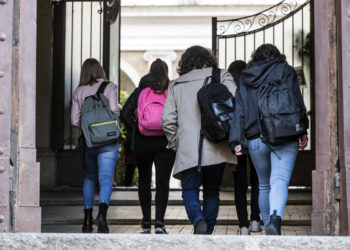 Ingresso di studenti in una scuola a Roma