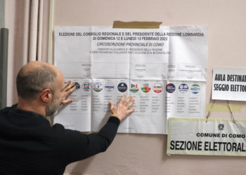 Como, seggio per voto regionali Lombardia, 12 febbraio 2023 (Ansa)