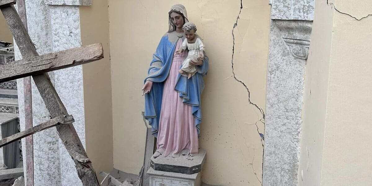La statua della Madonna della cattedrale di Iskenderun, in Turchia, è rimasta in piedi nonostante la chiesa sia crollata