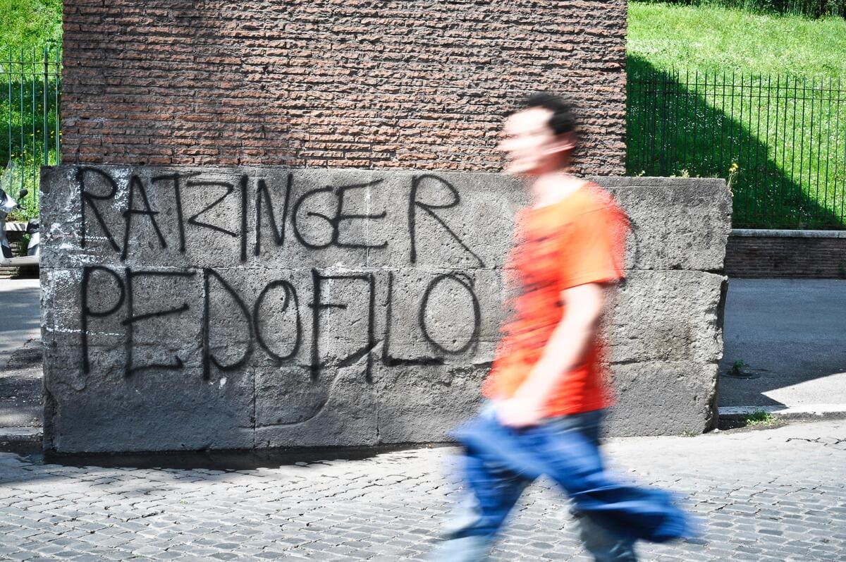 Una scritta contro Benedetto XVI fotografata il 25 aprile 2010 nei pressi di Porta San Paolo a Roma (Ansa)