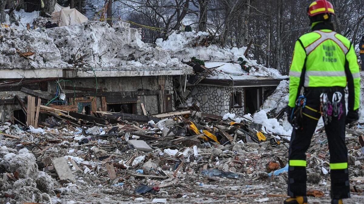 Le rovine dell’Hotel Rigopiano colpito da una valanga il 18 gennaio 2017