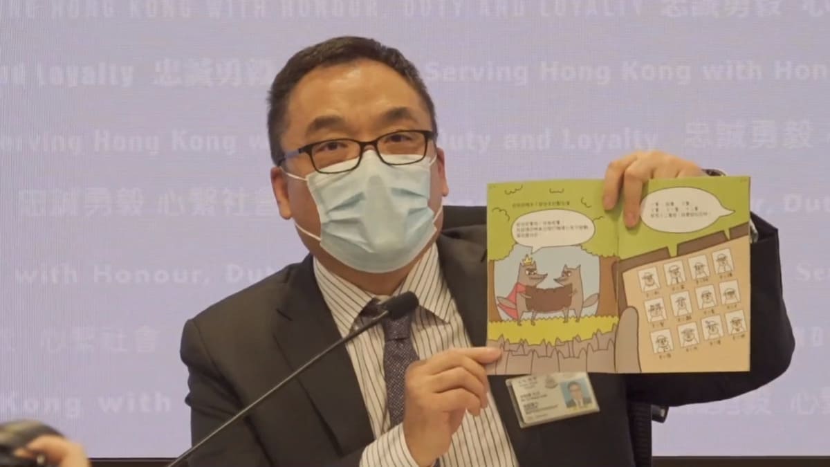 Il sovrintendente del dipartimento di polizia per la sicurezza nazionale, Steve Li, con il libro incriminato a Hong Kong
