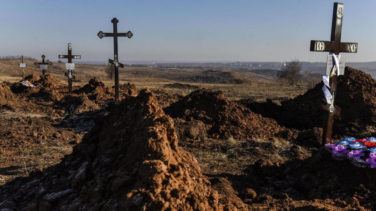 Un cimitero improvvisato a Bakhmut, in Ucraina
