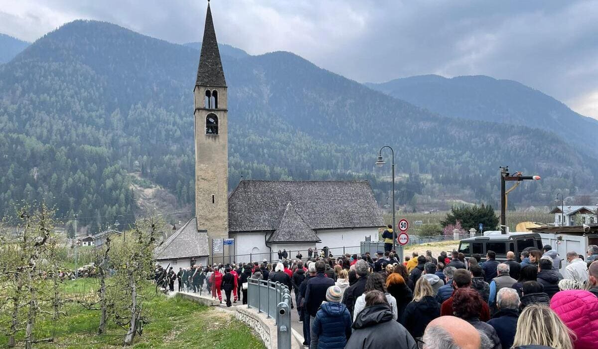 I funerali presso la chiesa parrocchiale di Caldes, di Andrea Papi, il runner di 26 anni ucciso lo scorso 5 aprile dall'orsa Jj4 nei boschi del monte Peller