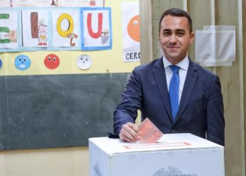 Luigi Di Maio vota per le elezioni europee a Pomigliano D'Arco (Na), 26 maggio 2019 (Ansa)