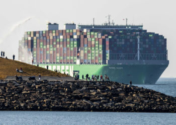 Arrivo nel porto di Rotterdam di Ever Alot, la nave portacontainer più grande del mondo