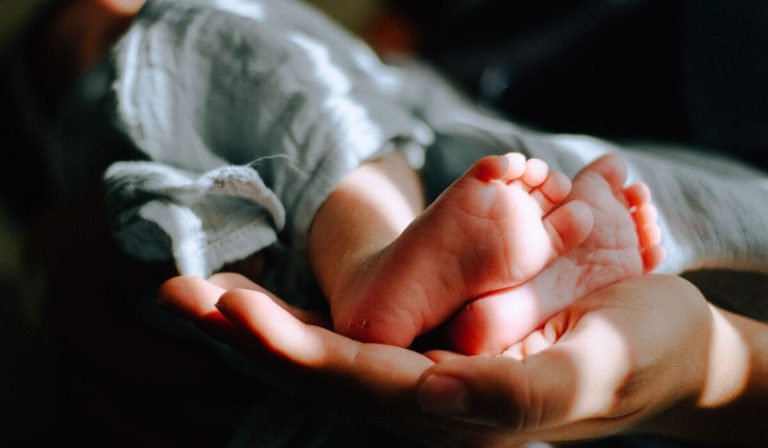 Aiutare le donne gravide in difficoltà economica è diventato lesivo del diritto all’aborto