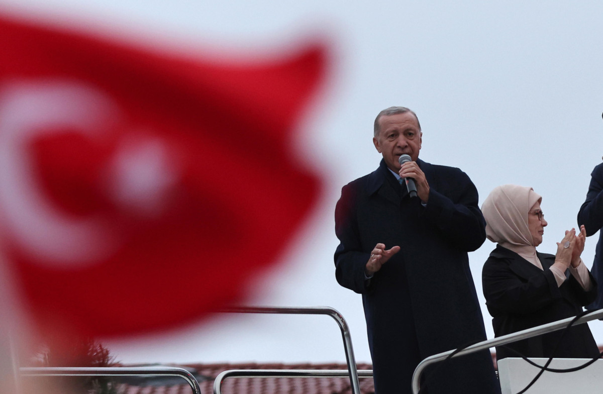 Il presidente turco Recep Tayyip Erdogan arringa i suoi sostenitori davanti a casa sua a Istanbul dopo la vittoria al ballottaggio di domenica 28 maggio 2023