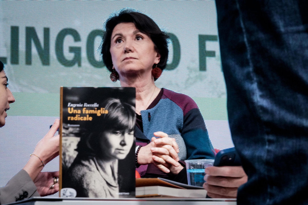 Eugenia Roccella durante la contestazione al Salone del libro di Torino