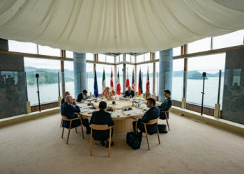 I leader dei paesi del G7 riuniti intorno al tavolo dei lavori a Hiroshima
