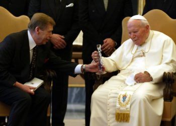 Il presidente della Cecoslovacchia Vaclav Havel con Giovanni Paolo II (Ansa)