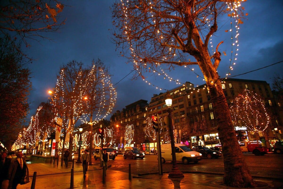 Addobbi natalizi agli Champs-Elysees, Parigi (Ansa)