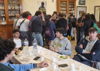 Volontari della ricostruzione post-alluvione a pranzo nella parrocchia della Collegiata di Lugo di Romagna