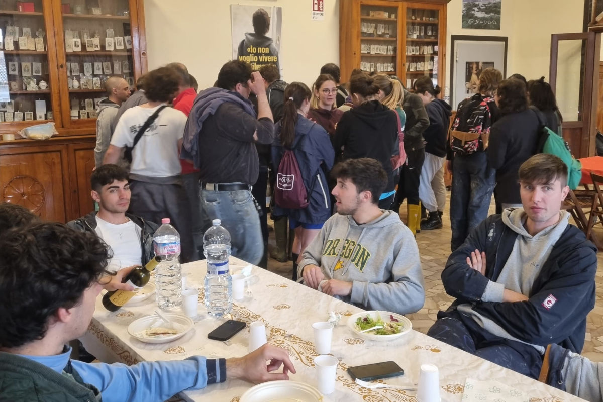 Volontari della ricostruzione post-alluvione a pranzo nella parrocchia della Collegiata di Lugo di Romagna