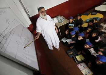 Lezione in una scuola a Peshawar, Pakistan