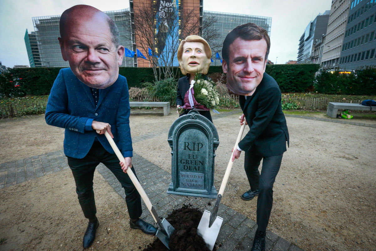 Ambientalisti mascherati da Olaf Scholz, Ursula von der Leyen e Emmanuel Macron manifestano a Bruxelles per chiedere un Green Deal europeo con regole ancora più rigide