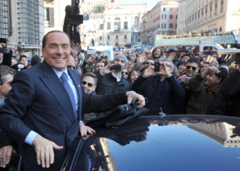 Silvio Berlusconi saluta i suoi fan salendo sul predellino dell’auto