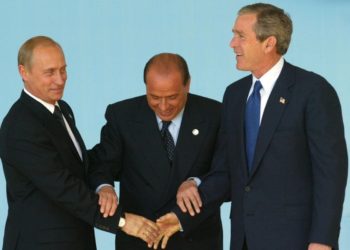 Silvio Berlusconi fa stringere la mano a Putin e Bush al vertice Nato-Russia di Roma del 2002
