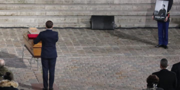 Emmanuel Macron rende omaggio alla salma di Samuel Paty durante la pubblica cerimonia di commemorazione nel cortile della Sorbona